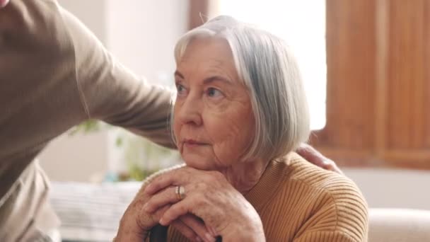 Пара Поддержка Старшая Женщина Стресс Гостиной Уход Доме Любовью Сочувствием — стоковое видео