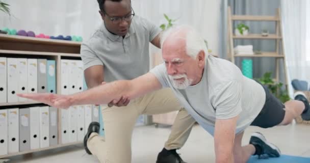 Fizjoterapia Rozciąganie Ciała Starszy Mężczyzna Rehabilitacji Rehabilitacji Czarny Mężczyzna Wsparcia — Wideo stockowe