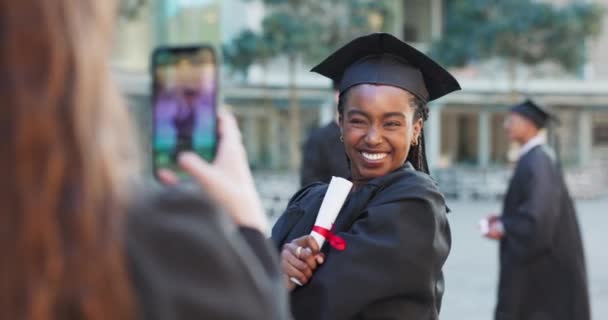 与学生一起使用智能手机 毕业典礼和摄影 与社交媒体一起使用证书和大学 拥有手机 图片或学历的人 黑人妇女或女孩 具有学位 职位和大学学历 — 图库视频影像