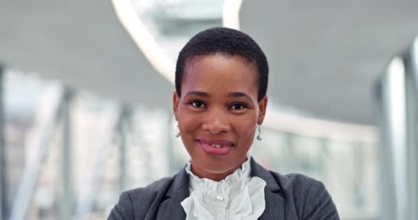 Feliz Mulher Negócios Rosto Empregado Africano Salão Corporativo Escritório Lobby — Vídeo de Stock
