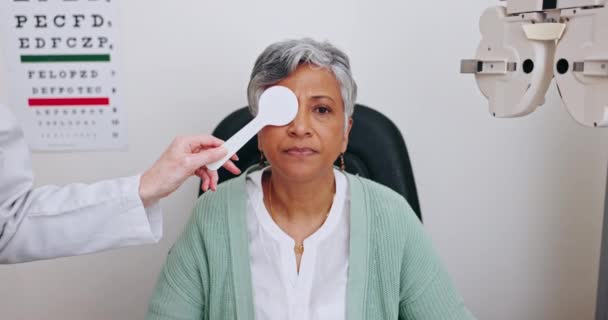 Pielęgnacja Oczu Test Czytania Kobieta Biurze Zamknięciem Lekarz Ubezpieczenie Zdrowotne — Wideo stockowe