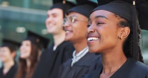 校园或快乐的毕业生在仪式上或穿着礼服站在外面排队 因动机 大学成就或教育成就而面带微笑的多样性 面孔或自豪的学生 — 图库视频影像