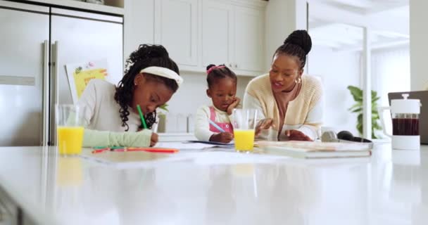 Mutfak Ödev Anne Çocukların Birlikte Çalışmasına Çocukların Bir Evde Okul — Stok video