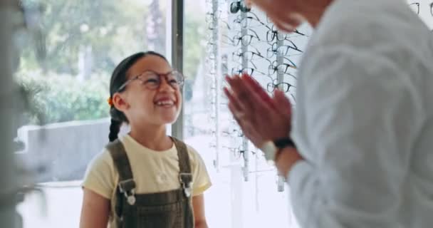 Mujer Niña Gafas Compras Para Gafas Compra Sonrisa Para Vista — Vídeos de Stock