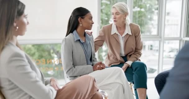 Grupo Mujeres Terapia Mano Sobre Hombro Empatía Discusión Con Apoyo — Vídeo de stock