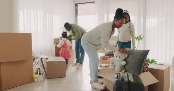 新しい家 または子供は 財産移転のために移動する準備ができて黒人の家族として箱を梱包します ドリームハウス セキュリティ またはアフリカの子供たちは またはサポートとアパートを離れる — ストック動画