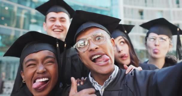 Selfie Afstuderen Grappig Met Studenten Feest Universiteit Met Humor Expressie — Stockvideo