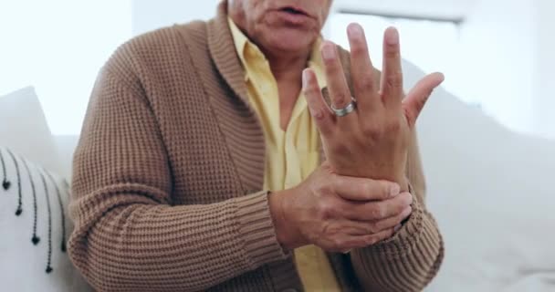 Uomo Anziano Polso Dolore Alla Mano Infiammazione Tendinite Artrite Frustrato — Video Stock
