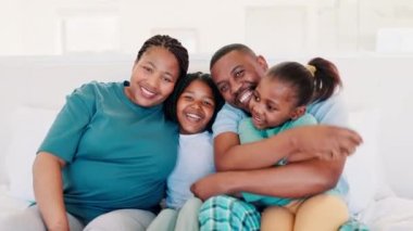 Anne, baba ve çocukların evde gülümseme, güven ve sabah aşkıyla portresi. Mutlu siyahi aile, aileler ve çocuklar yatak odasındalar. Sarılın, destek olun ve hafta sonu için birlikte rahatlayın.