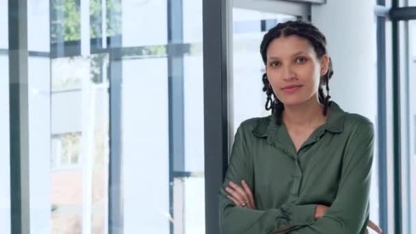 Wanita Bisnis Muda Tersenyum Senang Dengan Kantor Barunya Pegawai Akuntansi — Stok Video