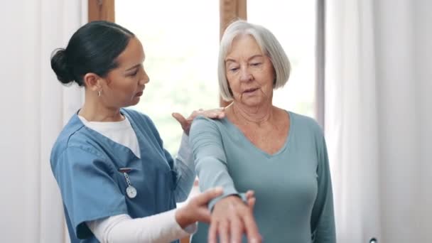 Fisioterapeuta Mujer Paciente Por Estiramiento Clínica Para Consulta Brazo Dolor — Vídeos de Stock