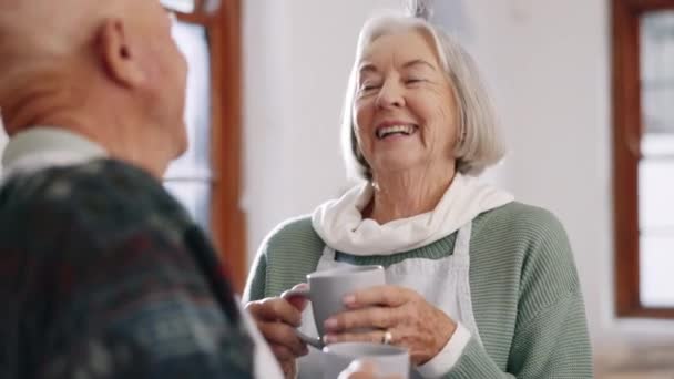 Starsza Para Śmiech Lub Kawa Rozmowie Kuchni Miłość Lub Żart — Wideo stockowe