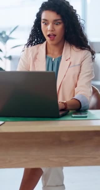 Laptop Uau Uma Mulher Negócios Gritando Celebração Uma Mesa Seu — Vídeo de Stock
