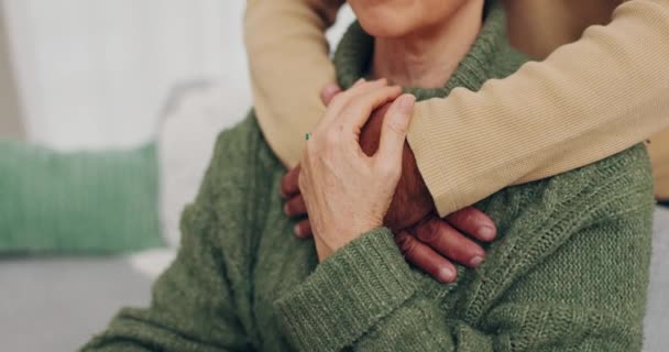 Çift Evdeki Koltukta Empati Destek Güvenlik Için Sevgi Sarıl Emeklilikte — Stok video