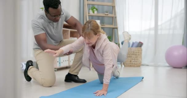 Physiotherapeut Body Stretching Und Seniorin Für Rehabilitation Erholung Und Schwarzer — Stockvideo