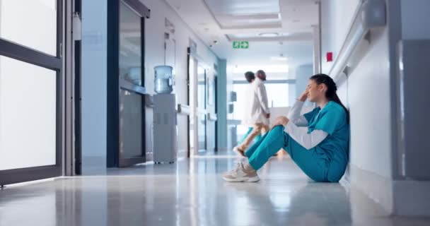 사망에 바닥에 위험에 스트레스 우울증 불안과 피로를 피곤한 간호사 — 비디오
