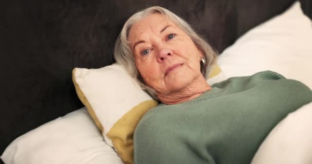 Senior Mujer Despierta Por Acostarse Cama Después Dormir Soñar Descansar — Vídeos de Stock