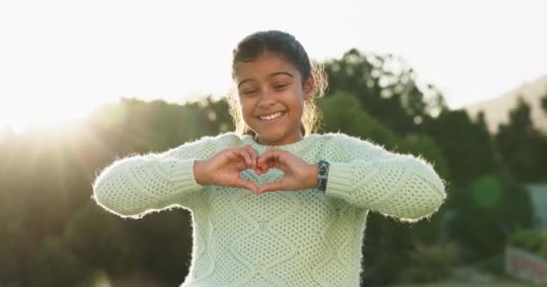 Nak Tanda Tangani Tangan Atau Gadis Dengan Hati Dan Senyum — Stok Video