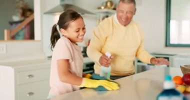 Dans, mutfak ve ev işleri sırasında evde birlikte eğlenirken büyükbabasıyla temizlik yapan bir kız. Aile, çocuklar ve son sınıf öğrencisiyle ev işleri. Torununa sorumluluğu öğretiyor..