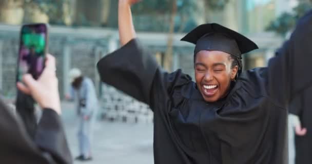电话照片 毕业和黑人女性庆祝学习成就 大学进步或大学目标 学校文凭 手机图片和研究生庆祝教育成功 — 图库视频影像