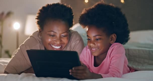 ベッドの上の母 タブレットは 笑顔で夜の自宅の寝室でストリーミング ゲーム またはエラーをします リラックスまたはオンライン漫画と幸福のためのタッチスクリーンを持つ黒人 女性または子供 — ストック動画