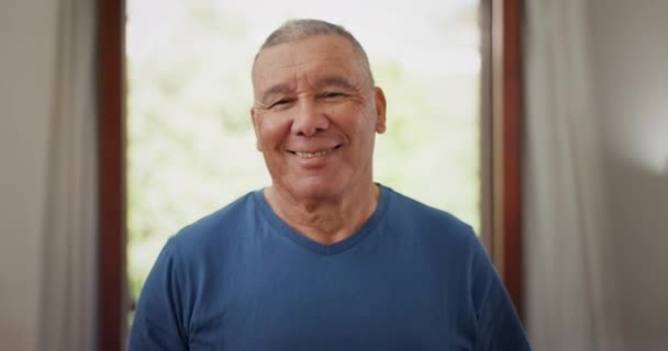 Cara Sonrisa Hombre Mayor Con Los Brazos Cruzados Casa Sala — Vídeo de stock