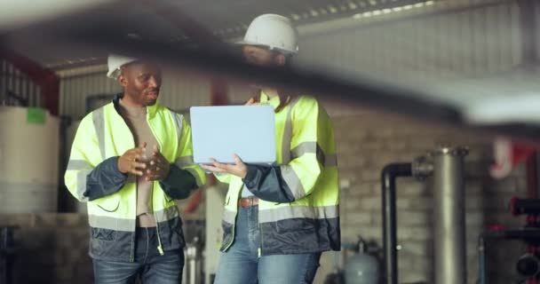 Trabajo Equipo Portátiles Trabajadores Construcción Almacén Para Planificación Discusión Diversidad — Vídeo de stock