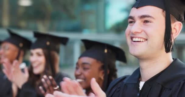 幸せな卒業生は 達成または成功のためのキャンパスで拍手します プライド または学位の証明書で祝う興奮した学生の男 大学のクラスの目標またはグループ — ストック動画