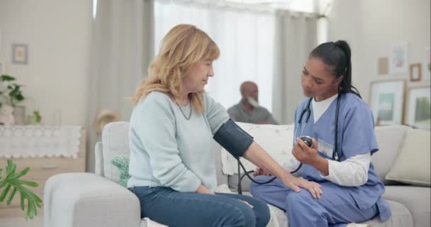 Pielęgniarka Spotkanie Ciśnienie Krwi Starszą Kobietą Domu Opieki Dla Zdrowia — Wideo stockowe