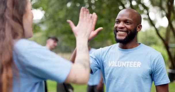 Hombre Negro Feliz Voluntario Cinco Para Servicio Comunitario Trabajo Equipo — Vídeos de Stock
