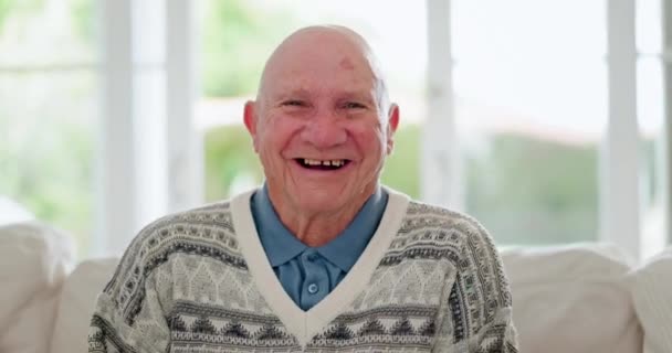 Πρόσωπο Αστείος Και Ανώτερος Άνθρωπος Στον Καναπέ Στο Σπίτι Σαλόνι — Αρχείο Βίντεο