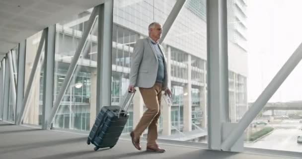 Senior Mann Fuß Und Auf Reisen Für Die Arbeit Flughafen — Stockvideo