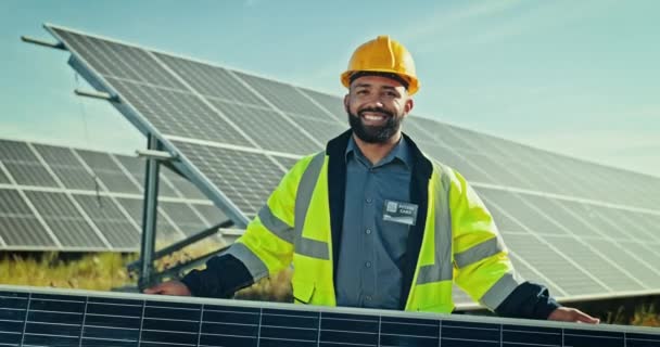 Ingénierie Homme Bonheur Avec Des Panneaux Solaires Extérieurs Pour Énergie — Video