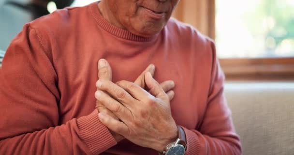 リスク 緊急の閉鎖を伴うソファーで心臓発作 上級男性 胸の痛み ズーム 心臓バーン ストレスまたは家でパニックを持つ高齢者 — ストック動画