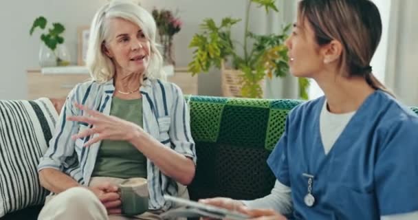 Personnes Âgées Femme Infirmière Avec Conversation Pour Consultation Communication Discussion — Video