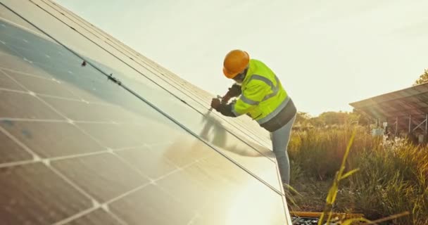 Сонячні Панелі Інженерна Людина Інструменти Обслуговування Електричний Ремонт Опалення Фермі — стокове відео