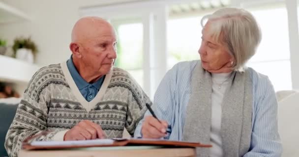 老夫妇 签署文件和保险 合同和文书工作或协议 婚姻及在申请退休 规划及居家投资时提出问题 — 图库视频影像
