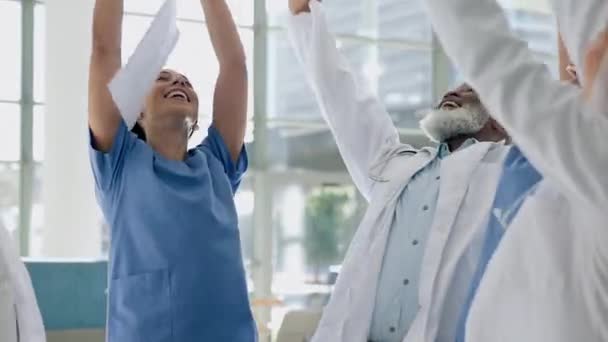 High Five Papierwerfen Und Applaus Von Ärzten Und Krankenschwestern Für — Stockvideo