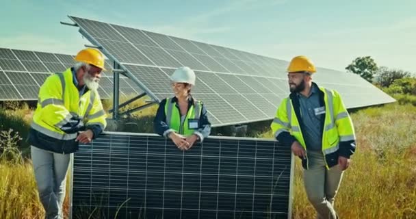 Engineering Män Och Kvinnor Eller Solpaneler Utomhus För Förnybar Energi — Stockvideo
