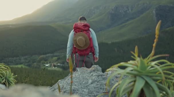 Homem Celebração Montanha Com Caminhadas Natureza Realização Com Vista Objetivo — Vídeo de Stock