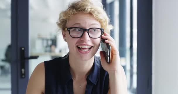 Επιχειρηματίας Τηλεφωνική Κλήση Χαμόγελο Στο Γραφείο Για Συζήτηση Συνομιλία Συνομιλία — Αρχείο Βίντεο