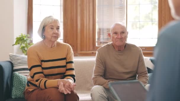 Seniorpar Ægteskabsterapi Samtale Kommunikation Hjælp Konsultation Sofaen Ældre Mand Kvinde – Stock-video