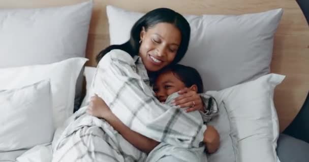 Bed Knuffel Moeder Met Kind Met Ouderliefde Ondersteuning Zorg Een — Stockvideo