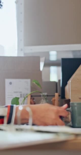 オフィス スタートアップ 女性コーヒー ビジネス ラップトップ ボックス Eコマースでリラックス サプライチェーン エスプレッソ ランチブレイク — ストック動画