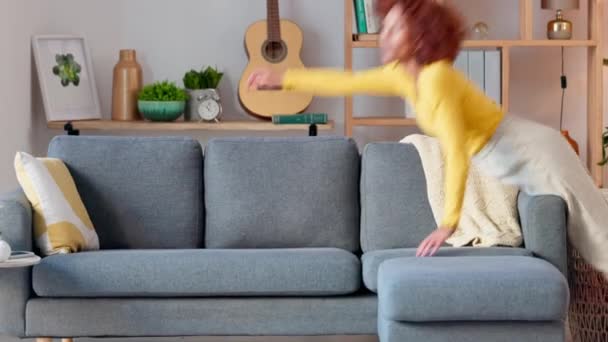 Müde Und Gelangweilte Frau Fällt Auf Eine Couch Nachdem Sie — Stockvideo