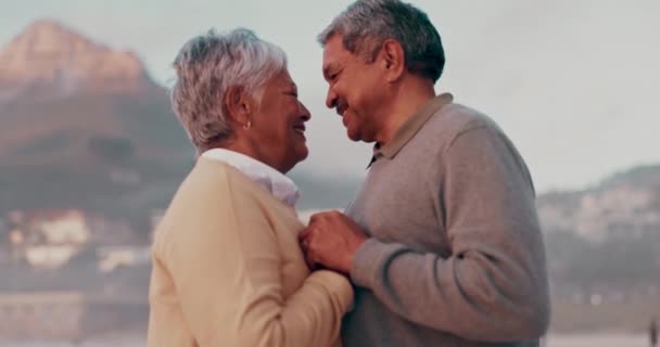 Любовь Свобода Пожилая Пара Танцуют Пляже Счастливы Связаны Природе Путешествий — стоковое видео