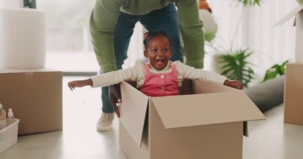 Criança Pai Empurrando Caixa Casa Nova Para Jogar Jogos Corrida — Vídeo de Stock