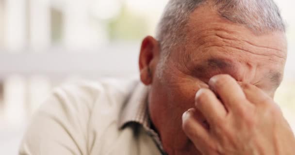 Hombre Mayor Pensamiento Rostro Cansado Hogar Ancianos Preocupación Estrés Para — Vídeos de Stock