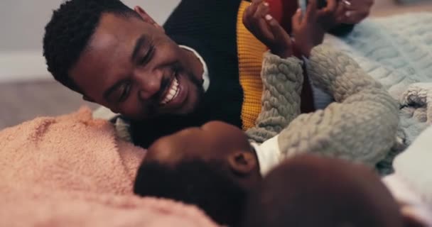 Fekete Család Játszik Egy Apa Ágyon Fiával Öröm Együtt Miközben — Stock videók