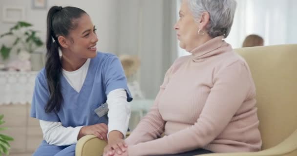 신뢰를 소파에 노인과 간호사 치유를위한 가정에서 환자와 간호사와 — 비디오